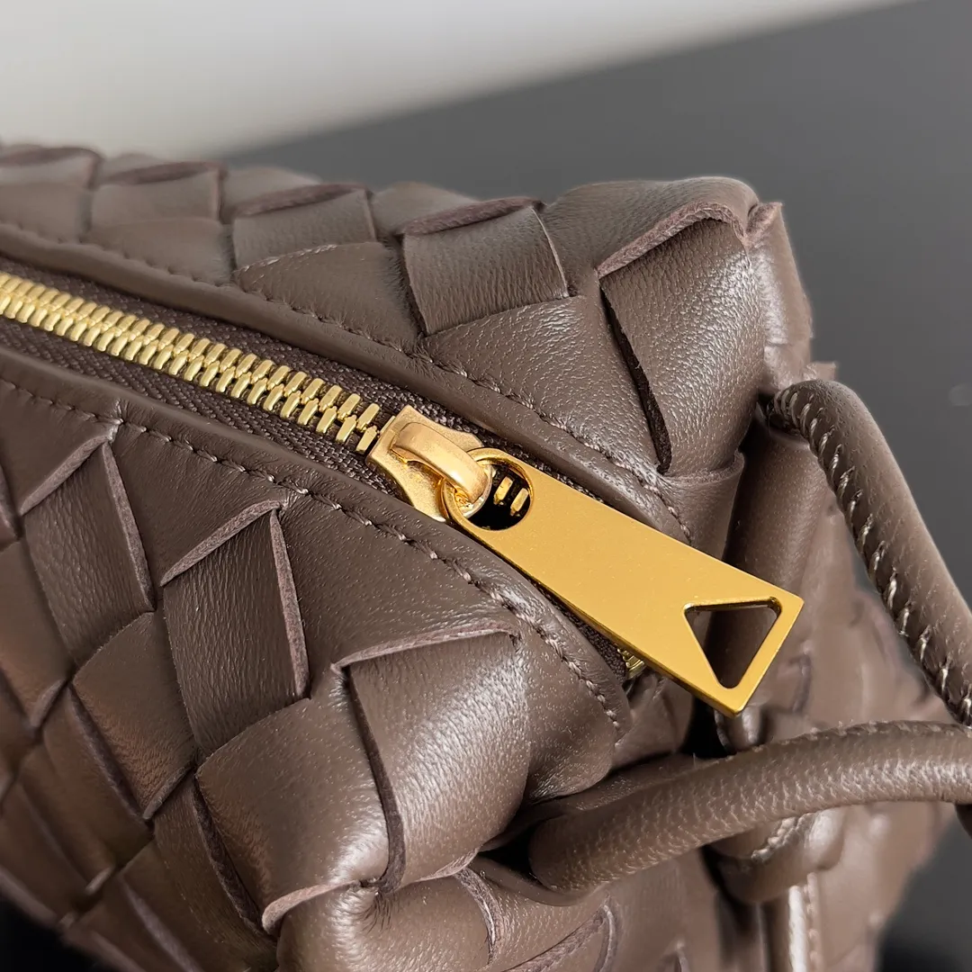 Batch 1560 New version and new color (third generation) 𝗕𝗼𝘁𝘁𝗲𝗴𝗮 𝗩𝗲𝗻𝗲𝘁𝗮———— The latest version of the loop camera bag💥 at the BV King of Cost-Effectiveness counter, large woven texture➕As always, ultra-high-quality lambskin, with zippers and adjustable drawstrings, it is especially suitable for the belly💫It can fit anything, and it is very light in weight. It is suitable for girls of all ages. Size: 17*10*6cm Style number: 723547